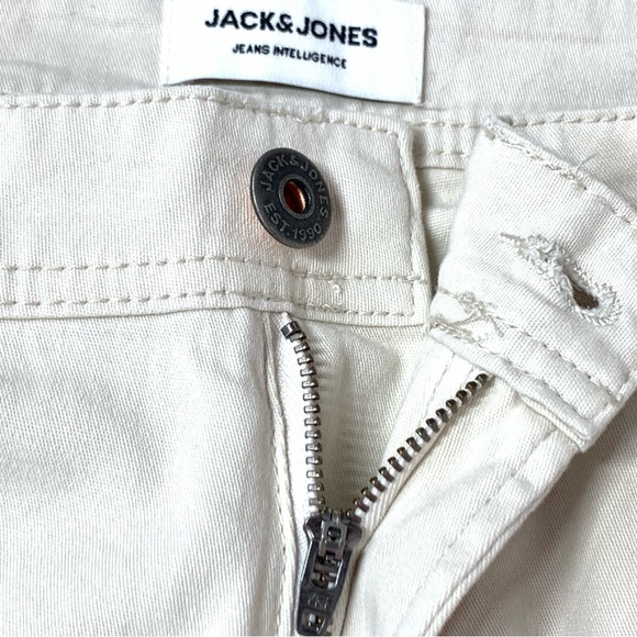 Jack & Jones 5-Pocket Mid Rise Casual Shorts in Light Taupe - Picture 3 of 9